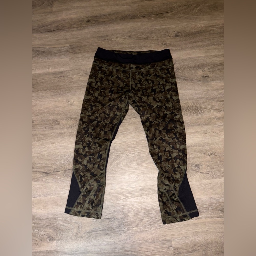 Lululemon • Green Camo Crop Leggings